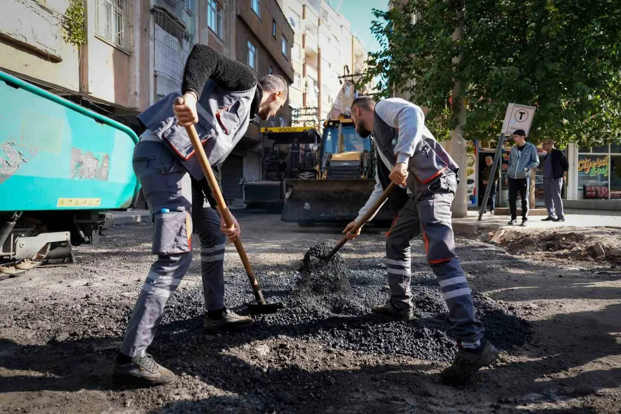 Diyarbakır’da altyapı çalışmaları tamamlanan caddelere 4 bin 200 ton asfalt serilecek