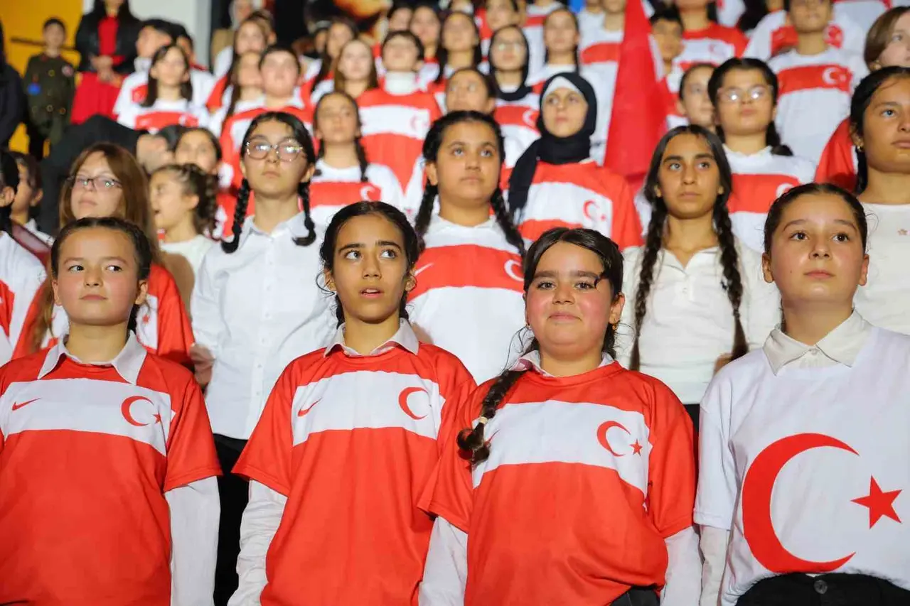 Kahramanmaraş’ta bin 300 öğrenci Cumhuriyet için aynı sahnede buluştu