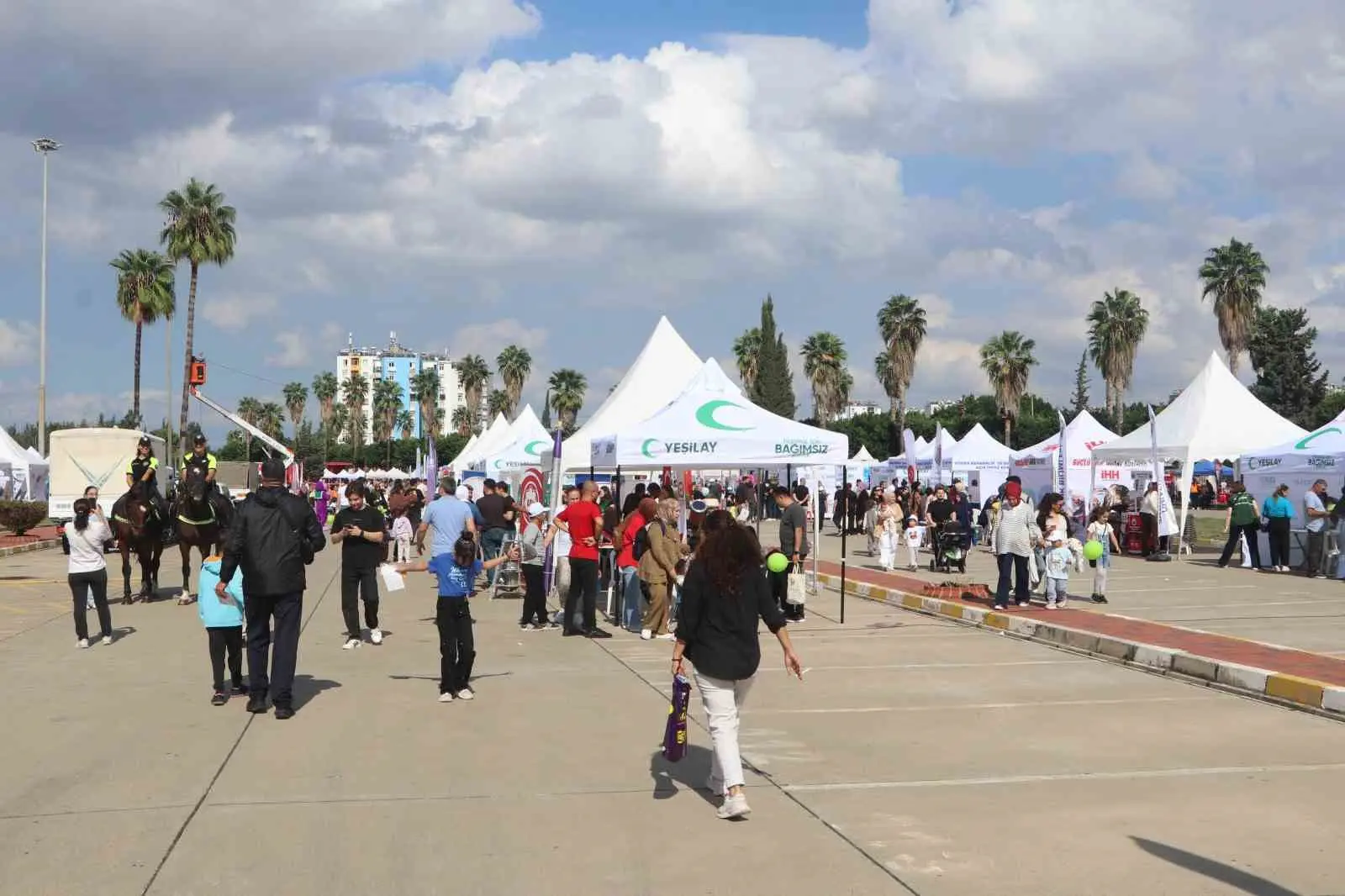 Adana’da aileler bağımlılığa karşı festivalde buluştu