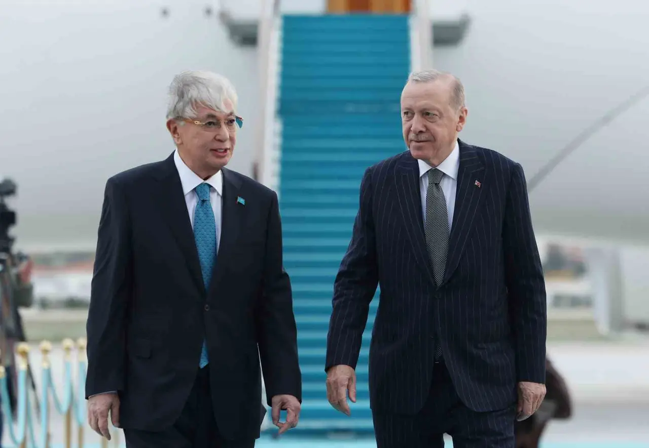 Cumhurbaşkanı Erdoğan, Kazakistan Cumhurbaşkanı Tokayev’i havalimanında karşıladı