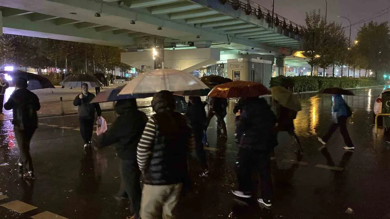 İstanbul’da sabahın erken saatlerinde sağanak yağış etkisini gösterdi