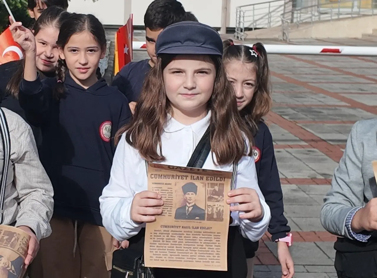 Miniklerin Cumhuriyet coşkusu sokaklara taştı
