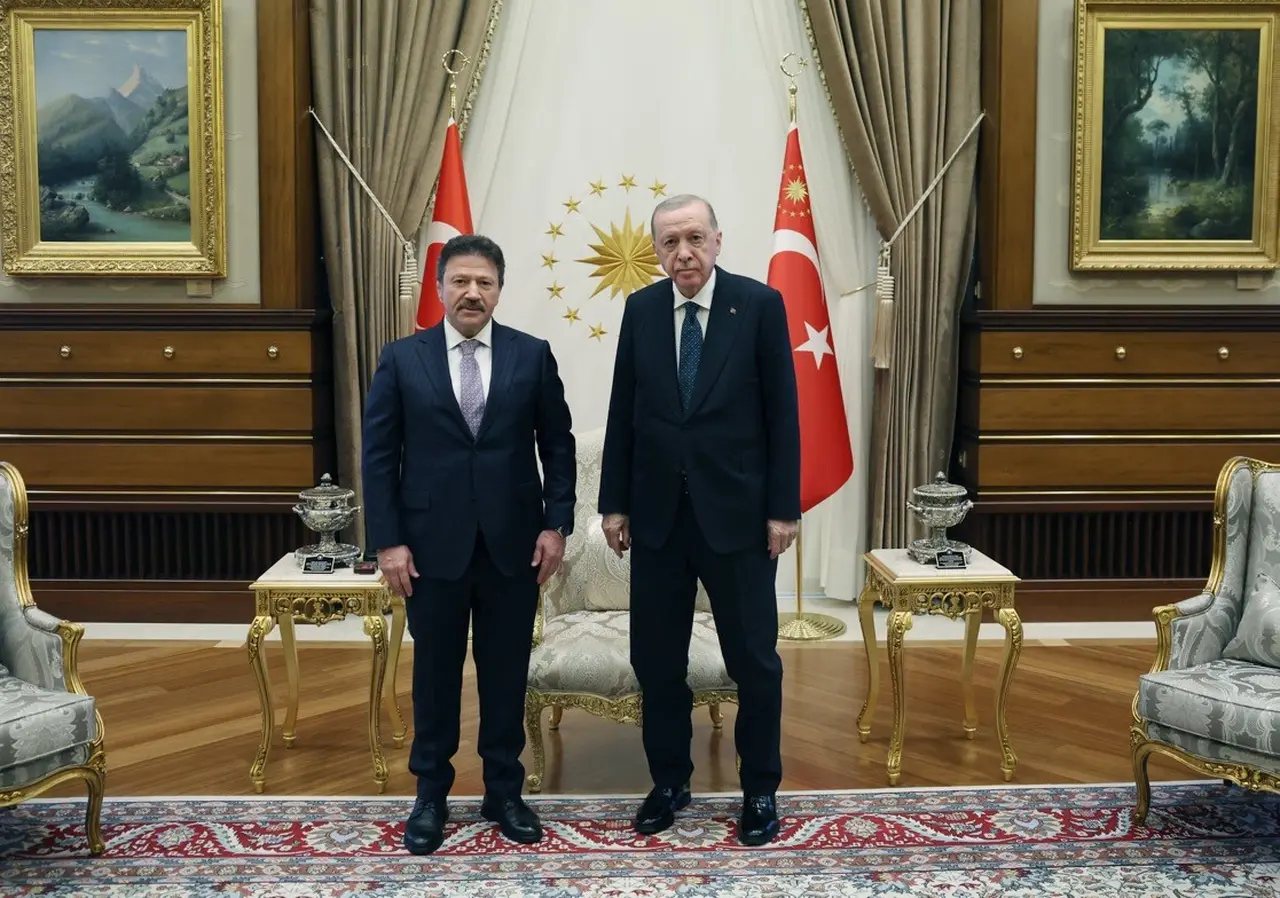 Cumhurbaşkanı Recep Tayyip Erdoğan, Türkiye Esnaf ve Sanatkârları Konfederasyonu (TESK) Genel Başkanı Mehmet Yiğiner’i Cumhurbaşkanlığı Külliyesi’nde kabul etti.