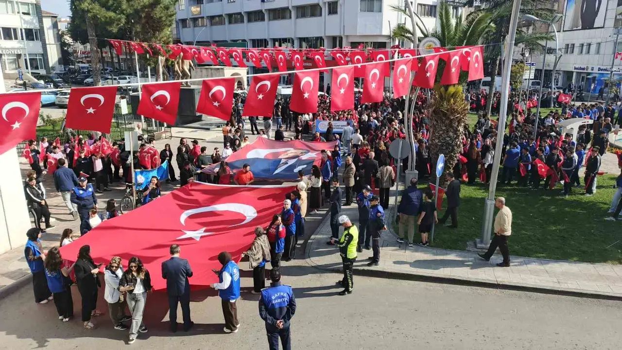Bafra’da "Cumhuriyet Yürüyüşü"