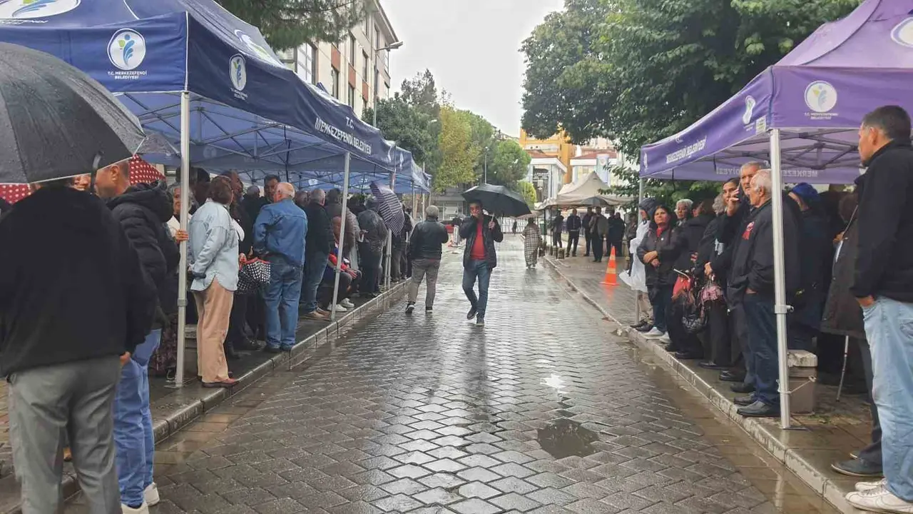 Başkan Doğan’ın destekçileri ikinci günde de belediye önünde buluştu