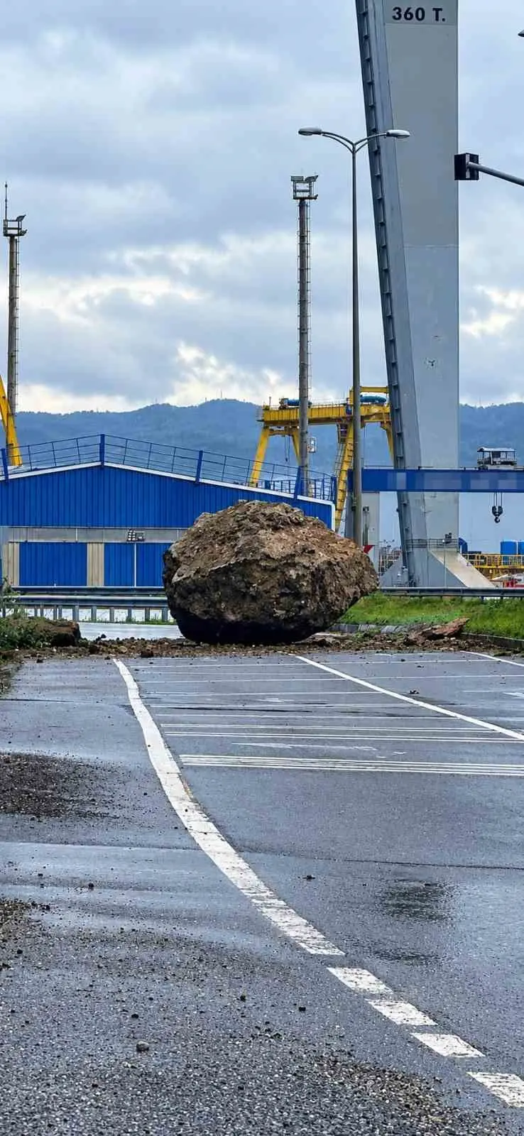 Zonguldak’ta dağdan kopan dev kaya yolu kapattı: Facianın eşiğinden dönüldü