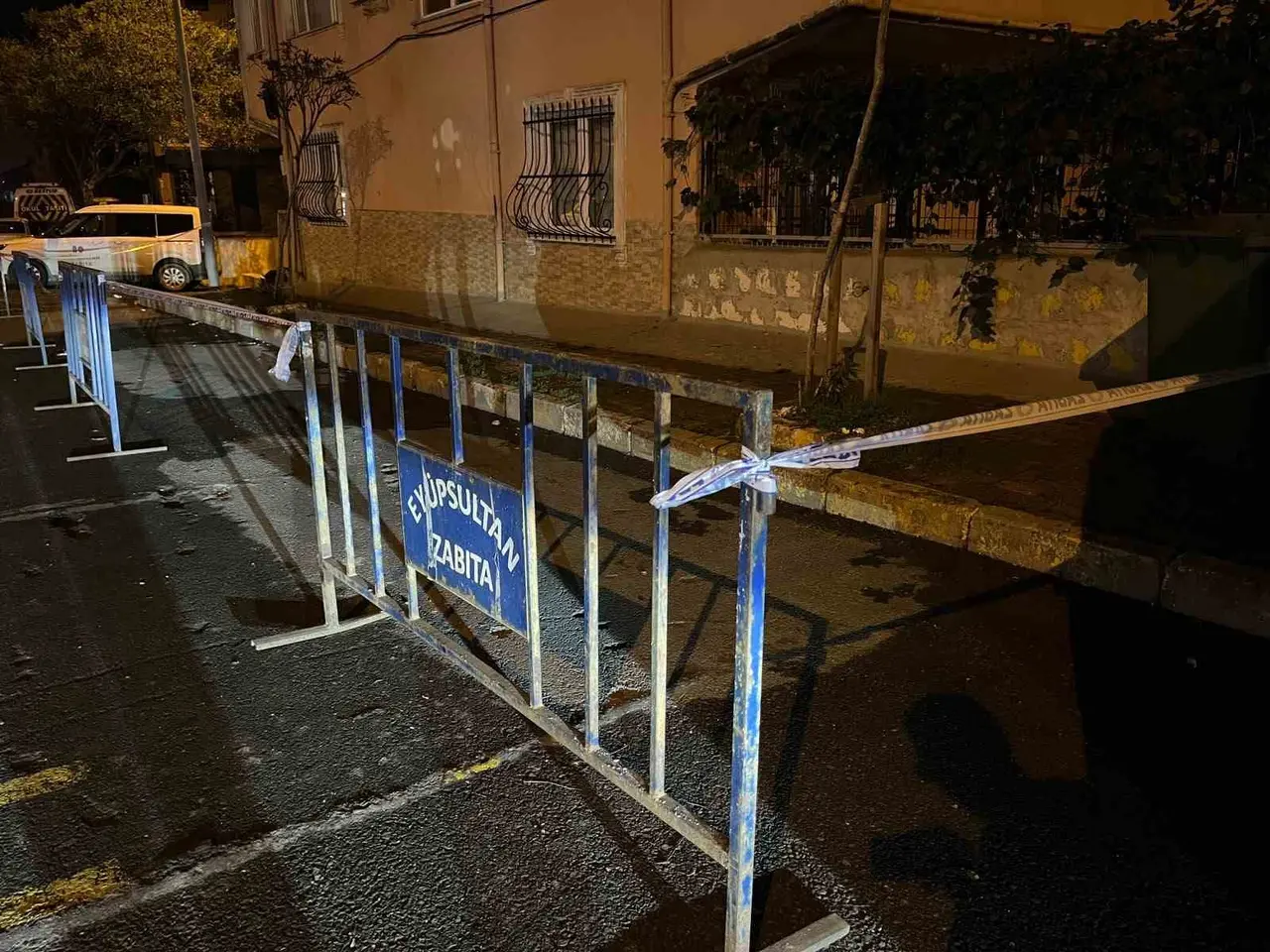 Eyüpsultan’da 5 katlı riskli bina tahliye edilerek mühürlendi