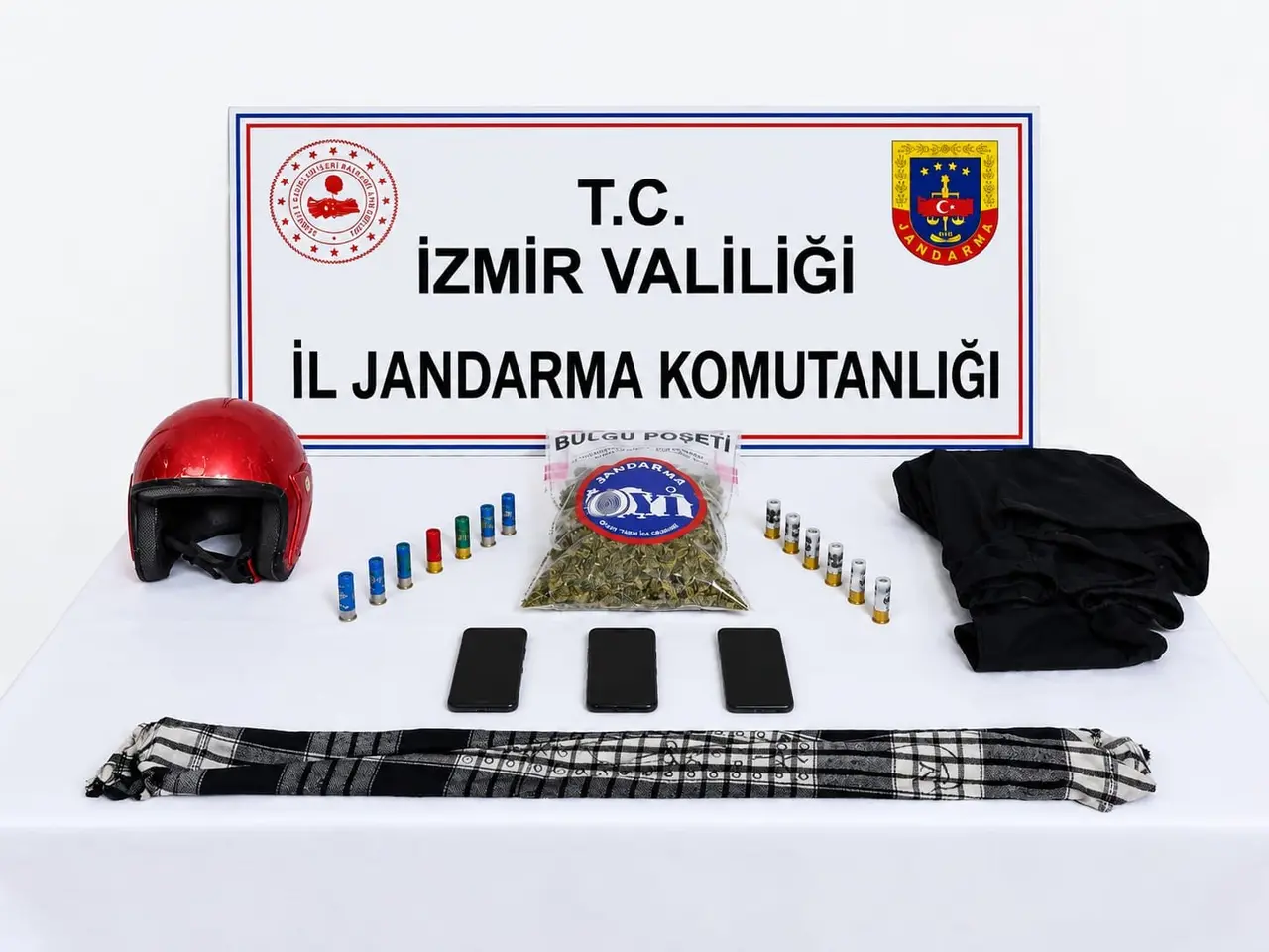 Park halindeki otomobillere ateş eden 2 şüpheli yakalandı