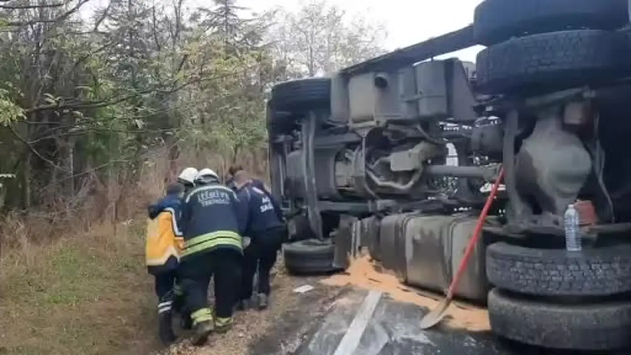 Tekirdağ’da devrilen tır yolu kapattı