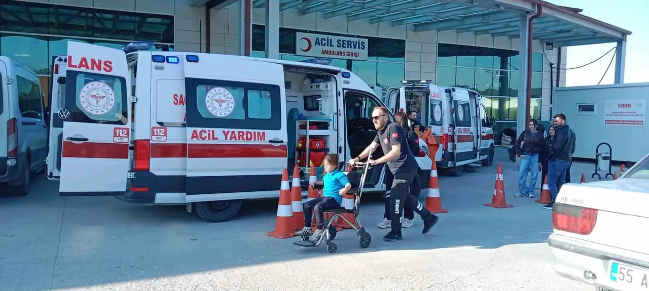 Gıda zehirlenmesi şüphesi: 9 öğrenci hastaneye kaldırıldı