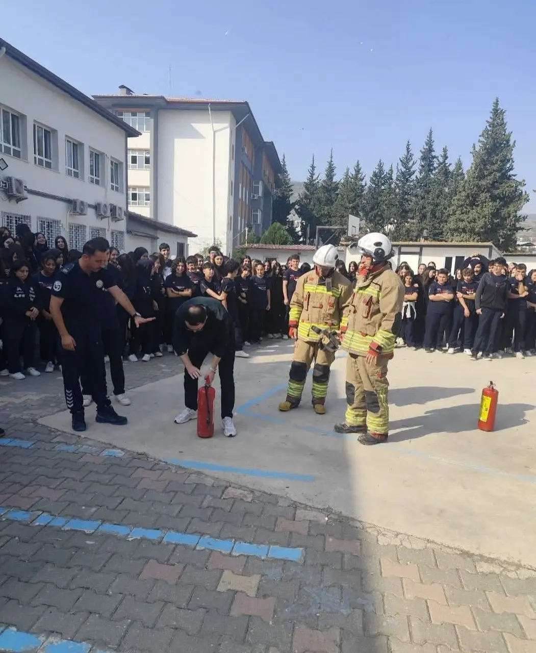 Antakya’da öğrenci ve öğretmenlere yangın eğitimi verildi