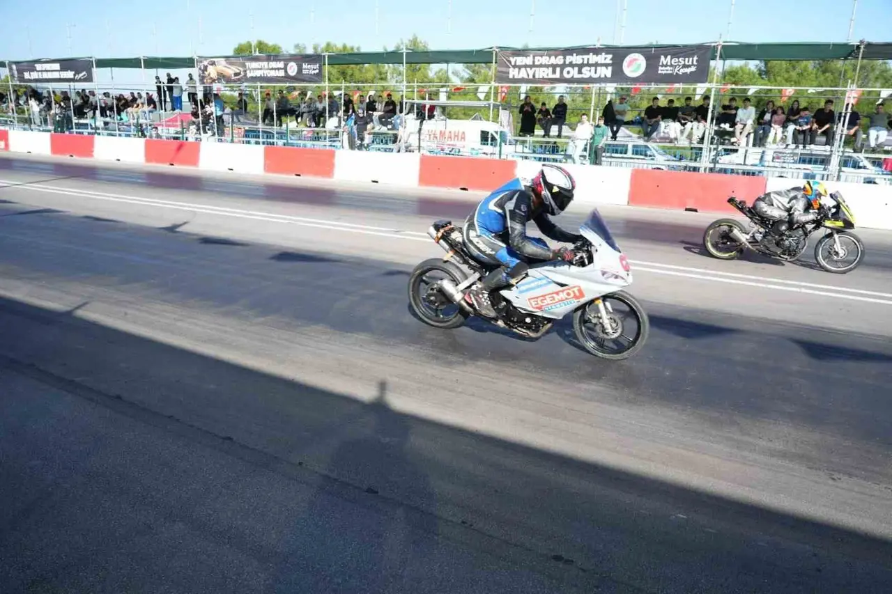 Kepez’de motodrag yarışları büyük heyecanla sürüyor