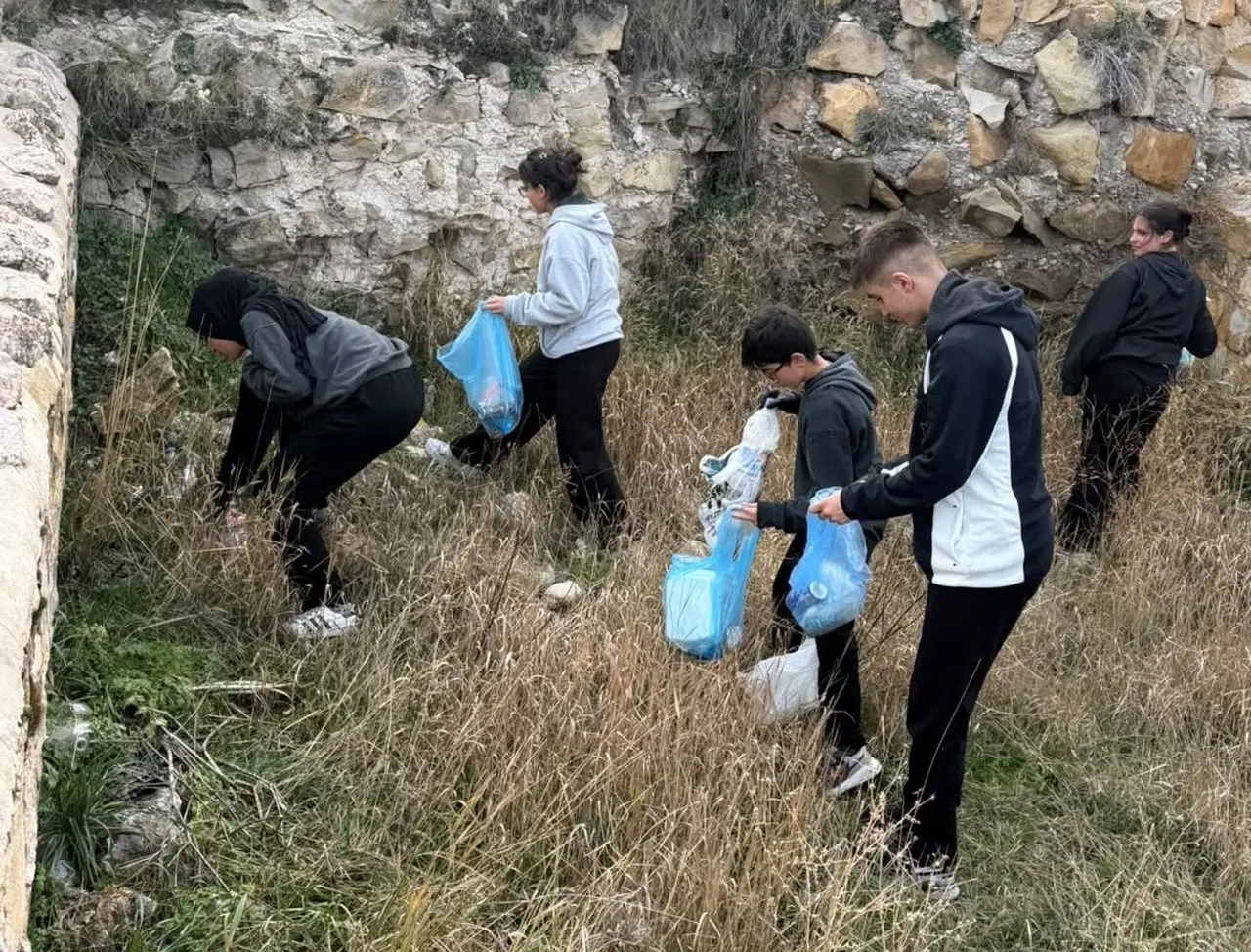Öğrenciler Bayburt Kalesi’nin çevresini temizledi