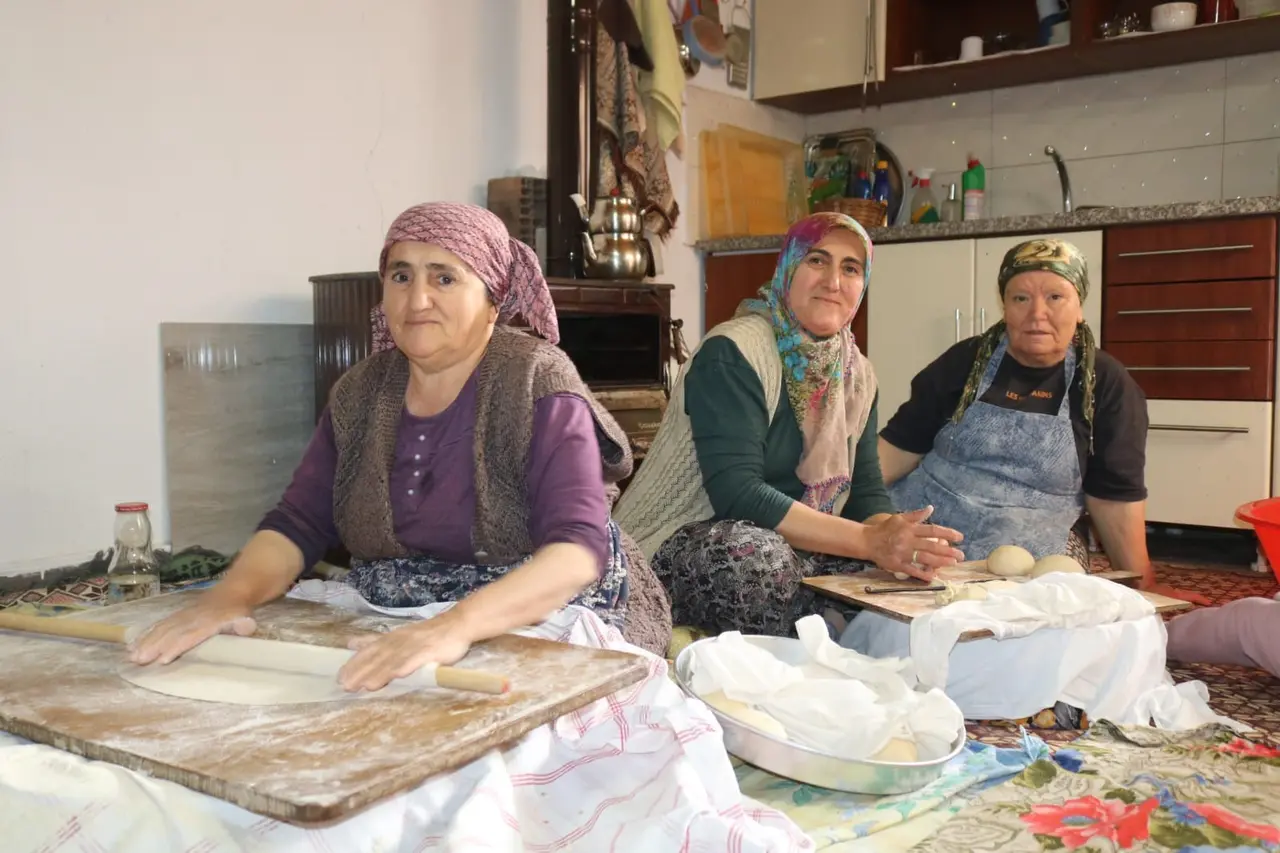 Çivril’de yufkalar açılıyor, imece geleneği yaşıyor