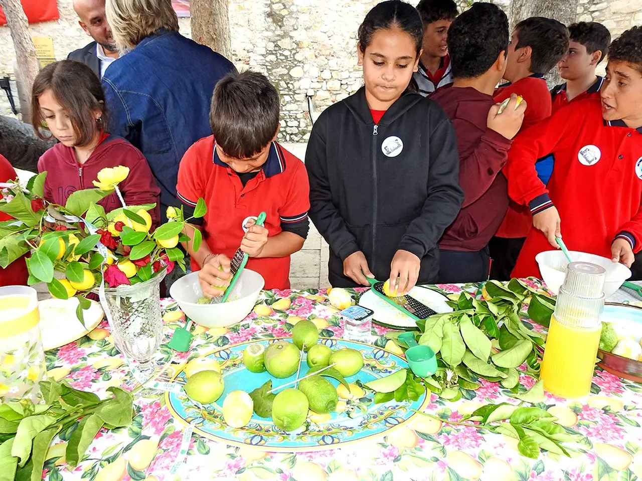 Çeşme Kalesi’nde çocuklar tarihle buluştu, limonata yaptı