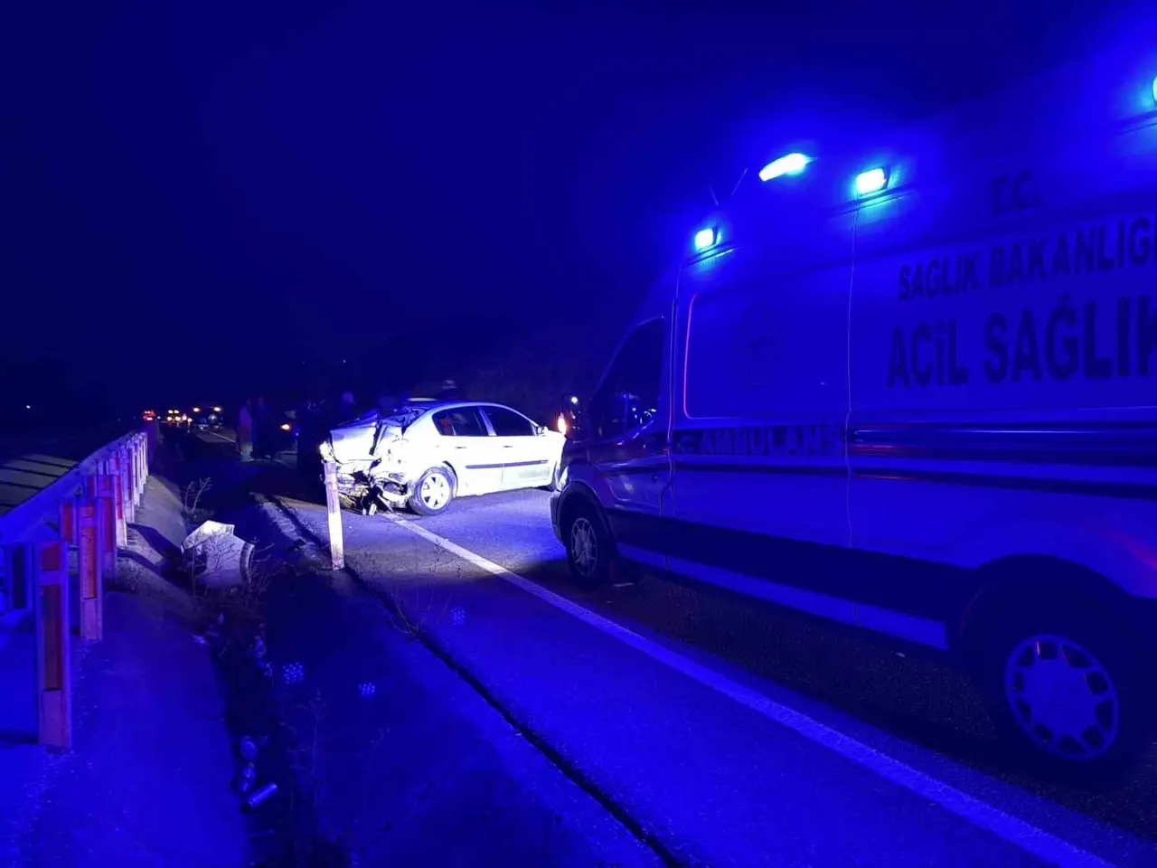Kastamonu’da otomobil önce bariyerlere, sonra otobüse çarptı: 2 yaralı