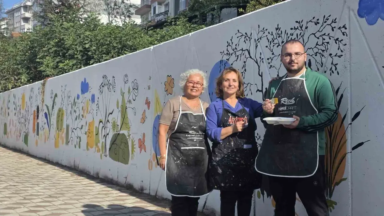 Bandırma’da duvarlar sanatla renklendi, Vecihibey Caddesi çiçek açıyor