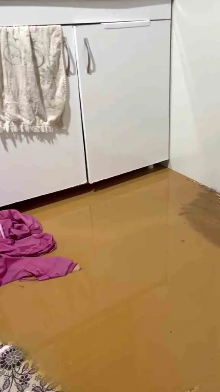 Malatya’da dereler taştı, konteynerleri su bastı