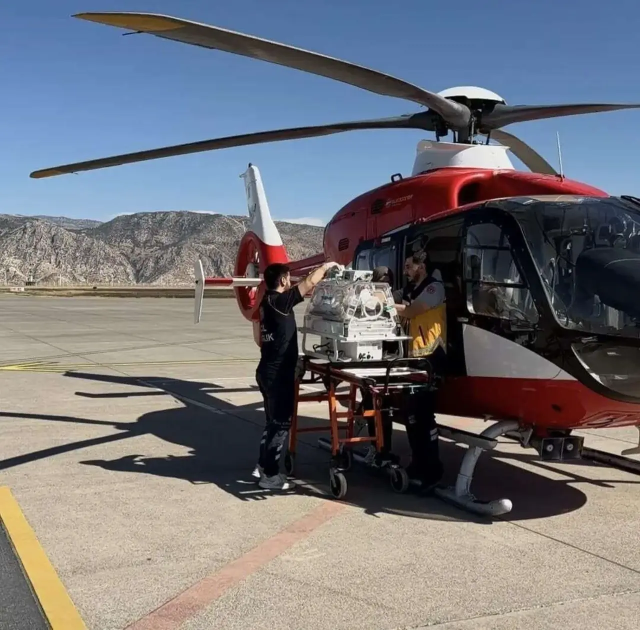 Silopi’de hasta bebek için helikopter ambulans havalandı