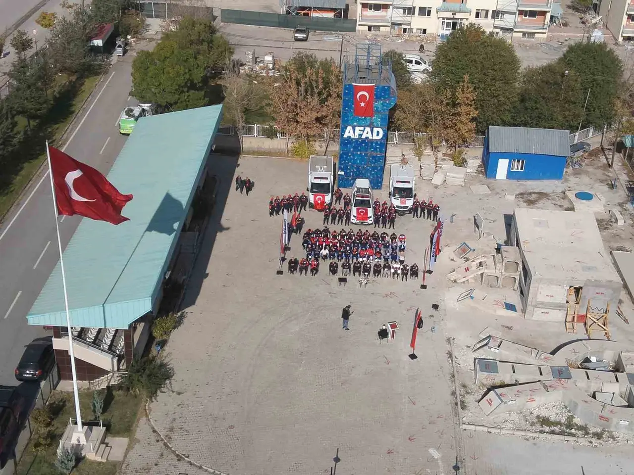 Van’da 23 Ekim Depremi’nin 15. yılında hayatını kaybedenler anıldı