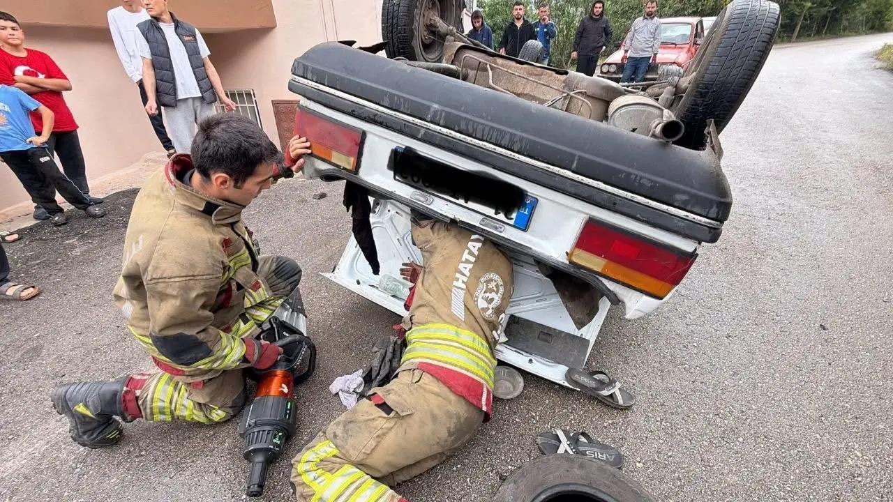 İskenderun’da ters dönen otomobilin sürücüsü yaralandı
