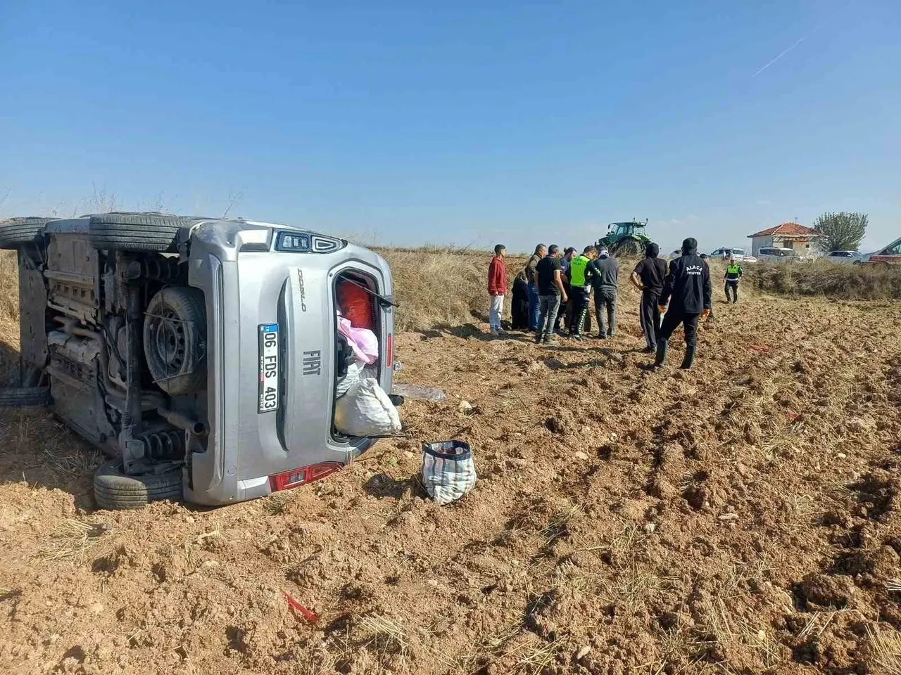 Çorum’da bariyerlere çarpan hafif ticari araç takla attı: 2 yaralı