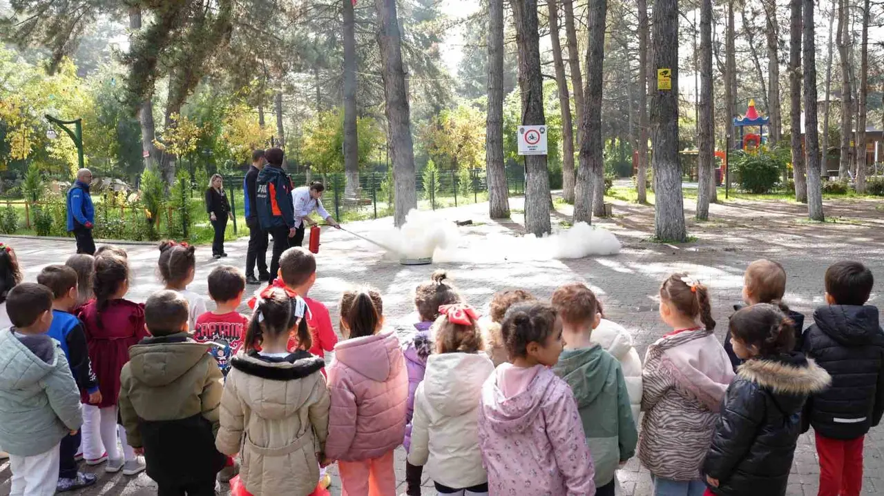 Gündüz bakımevinde deprem ve yangın tatbikatı