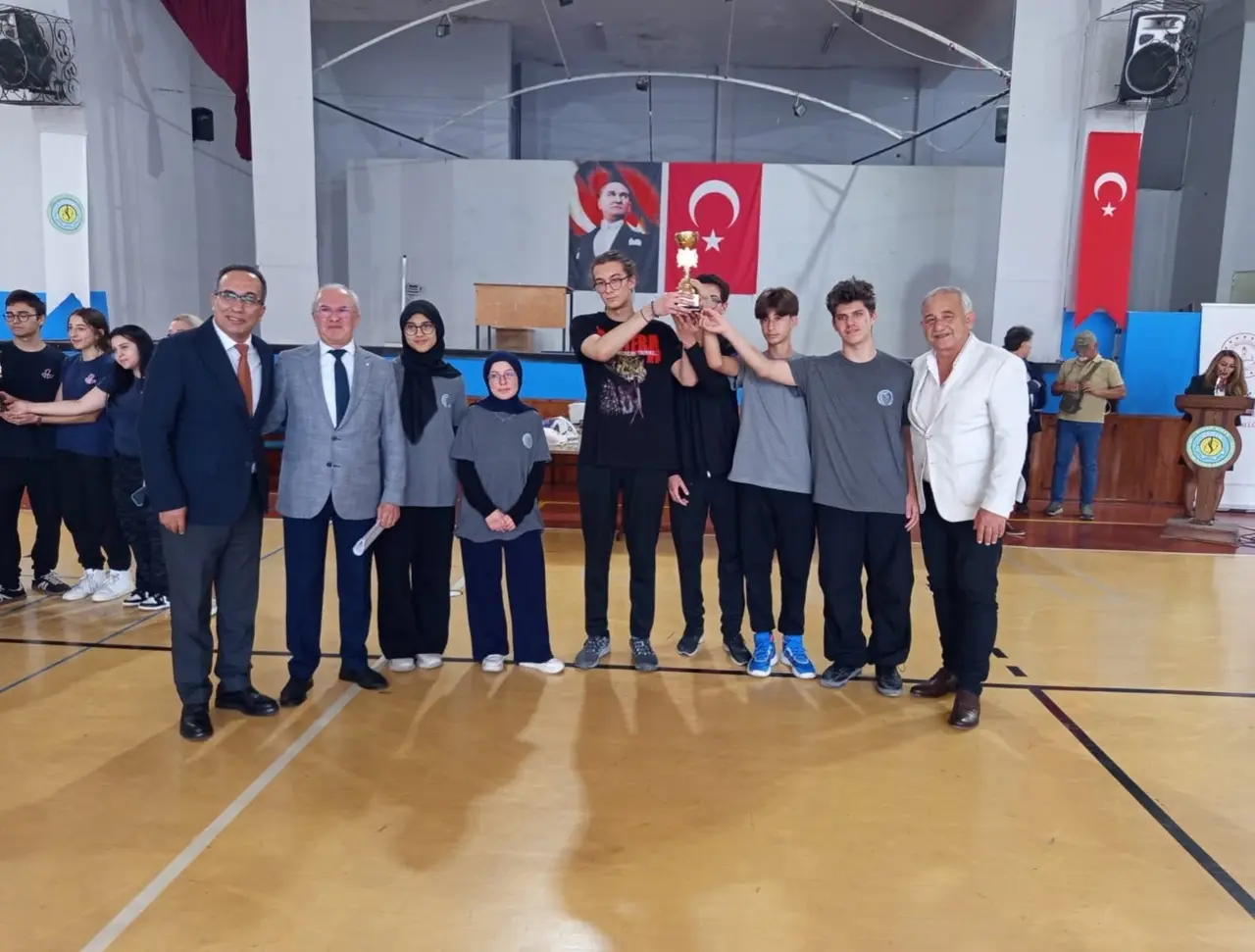 Efeler’de çevre bilinci yarışmasında dereceye giren okullar ödüllendirildi