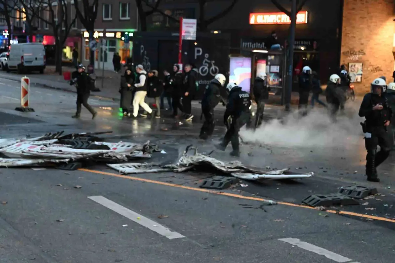 Hamburg’da zorunlu askerliğe karşı yapılan gençlik protestosu olaylı bitti