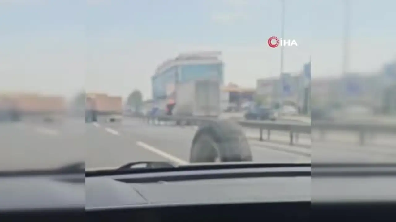 İstanbul E-5’te tehlikeli anlar kamerada: Seyir halindeki kamyonun iki tekerleği yerinden çıktı
