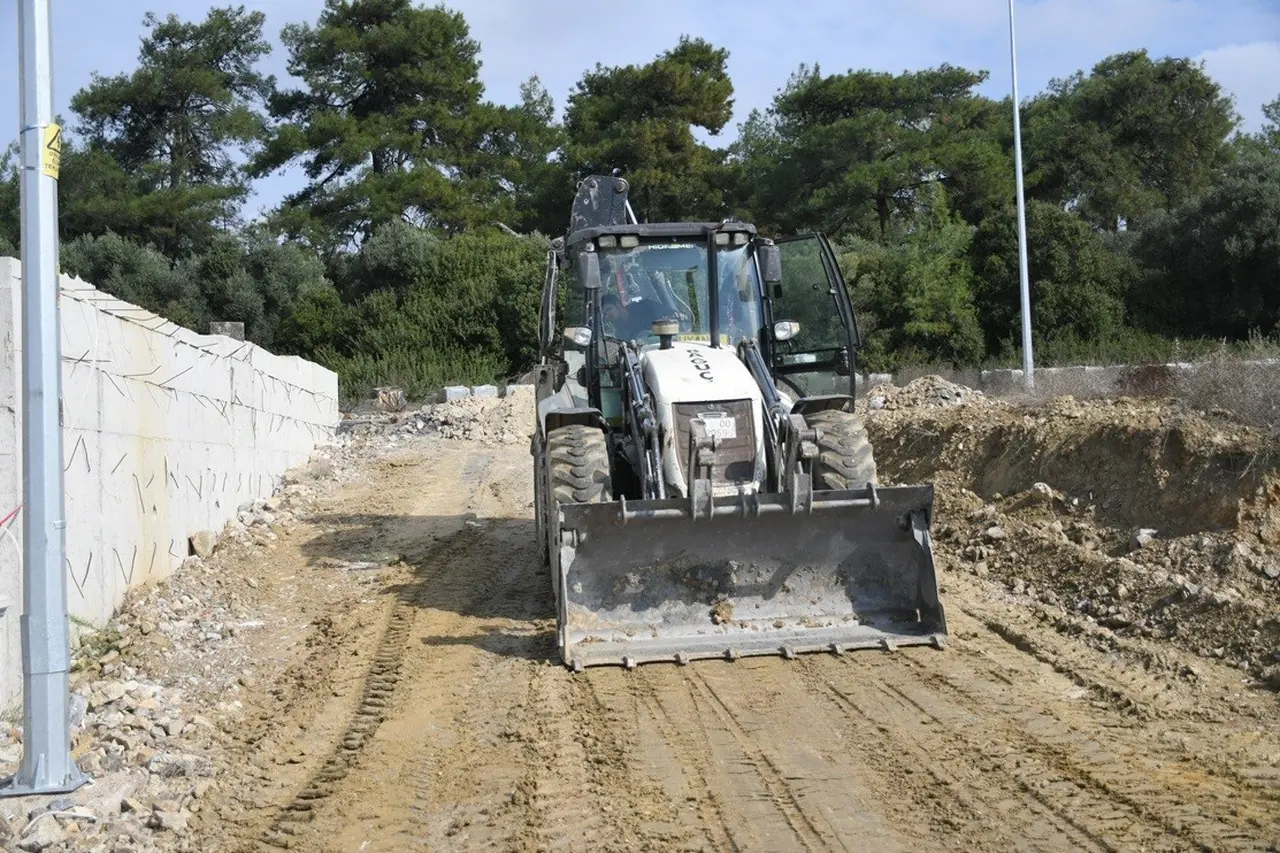 Kuşadası Caferli’de 25 bin metrekarelik yol çalışması başladı