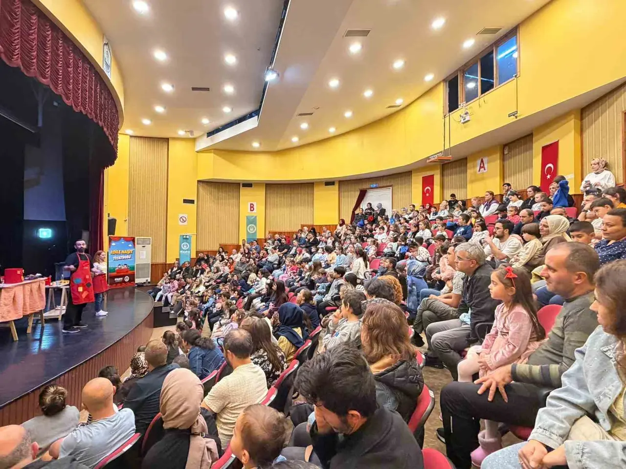 Yıldırımlı çocukların tiyatro keyfi