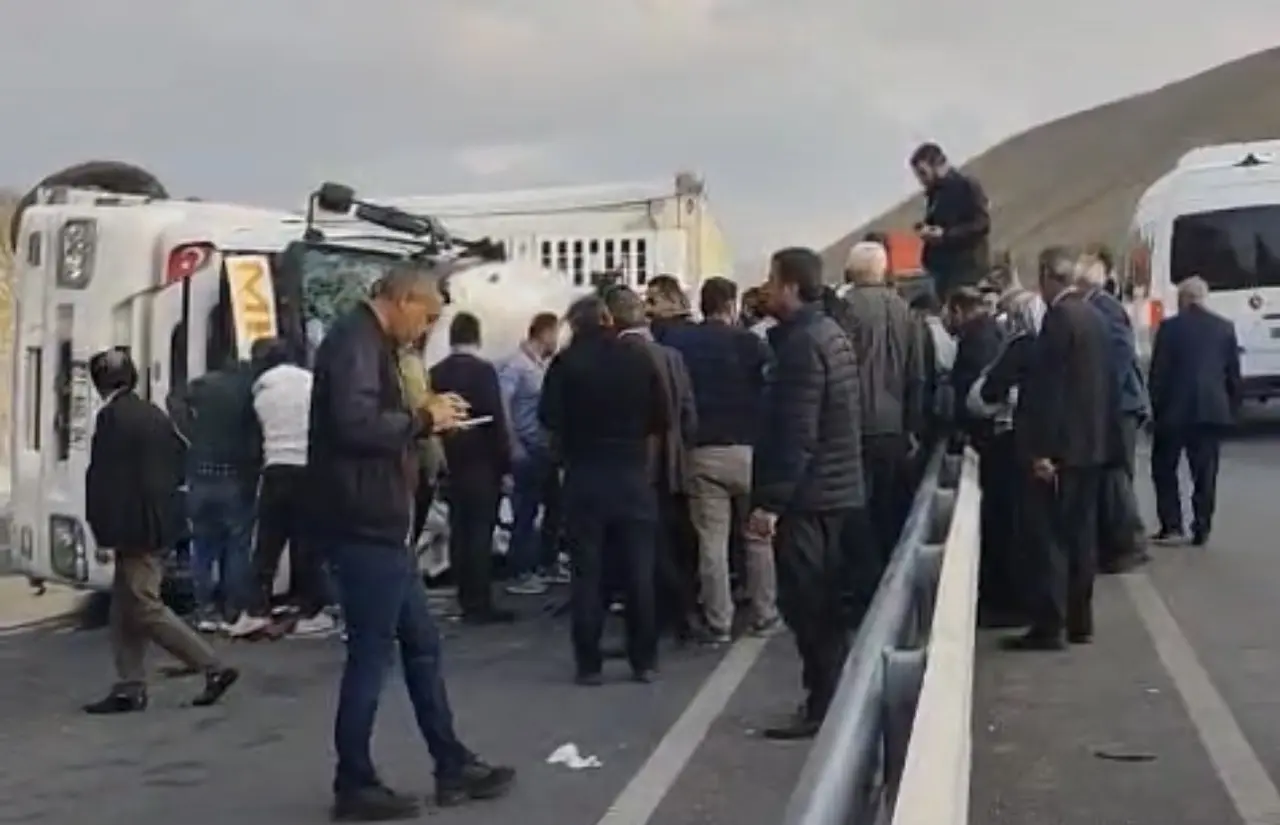 Van yolunda tır devrildi