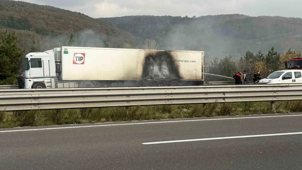 Bolu Dağı tünel çıkışında tır alev alev yandı