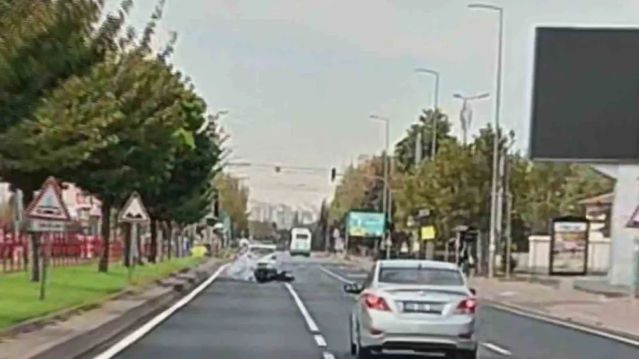 Otomobille çarpışan motosiklet sürücüsü havaya savruldu: 1 yaralı