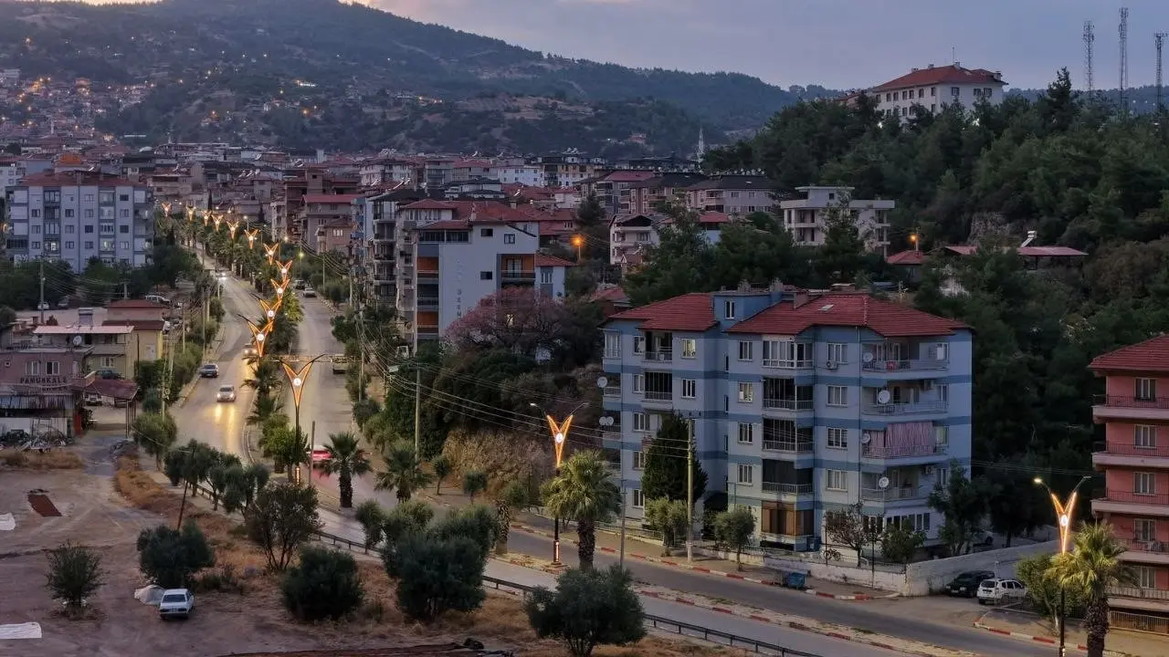 Denizli Büyükşehir, 10 kilometrelik hat ve 247 yeni direkle şehrin güzelliğine güzellik kattı