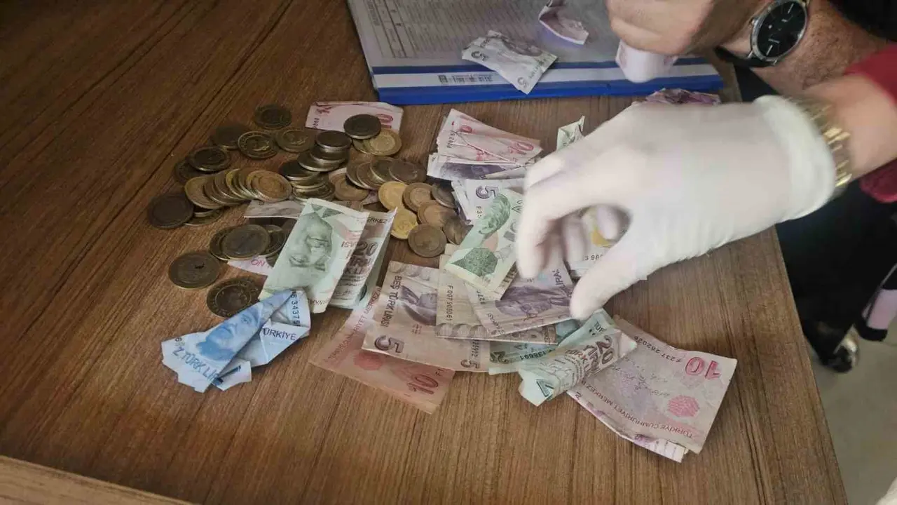 Dilencinin para saklama yöntemi pes dedirtti: Çoraptan para fışkırdı