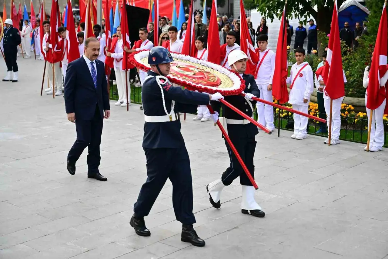 Isparta’da 29 Ekim Cumhuriyet Bayramı kutlamaları çelenk töreniyle başladı