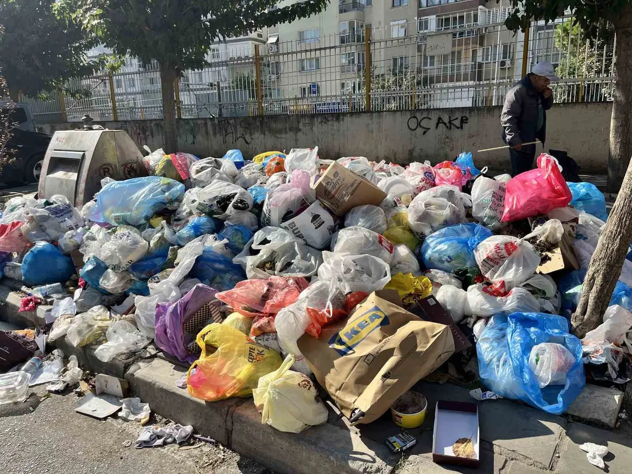 Karşıyaka’da çöp dağları insan boyuna ulaştı, vatandaş isyan etti