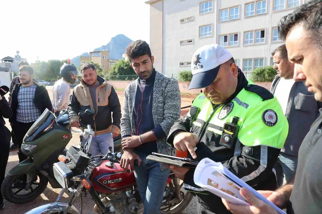 Trafik polisinden motokuryelere uyarı: "Paket yetiştirmek için canınızı tehlikeye atmayın"