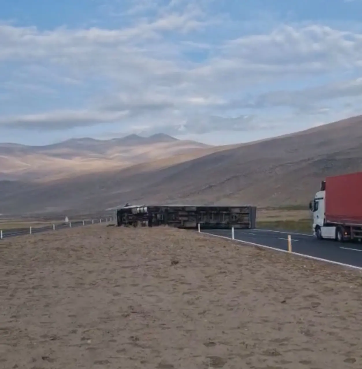 Iğdır-Doğubayazıt karayolunda tır devrildi, yol ulaşıma kapandı