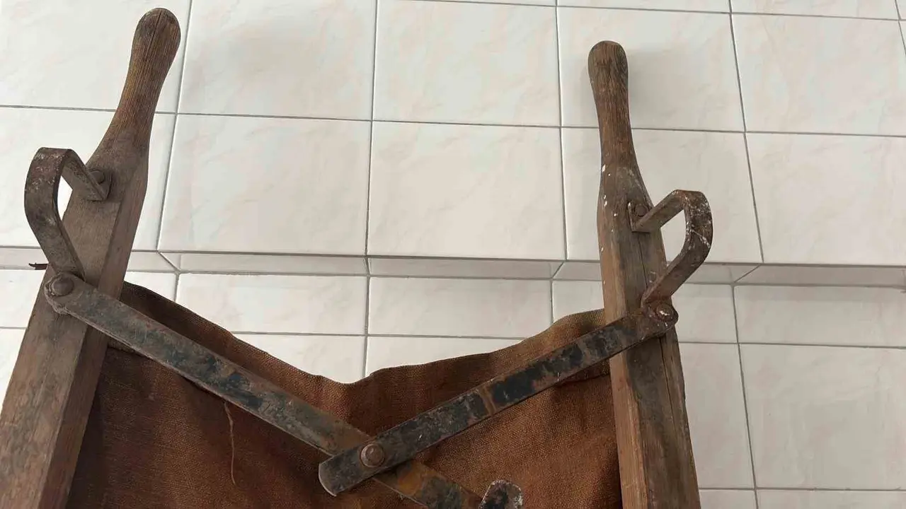 Çöpten tarih çıktı: Zabıta bulduğu ’1915’ damgalı askeri sedyeyi tarihe emanet etti