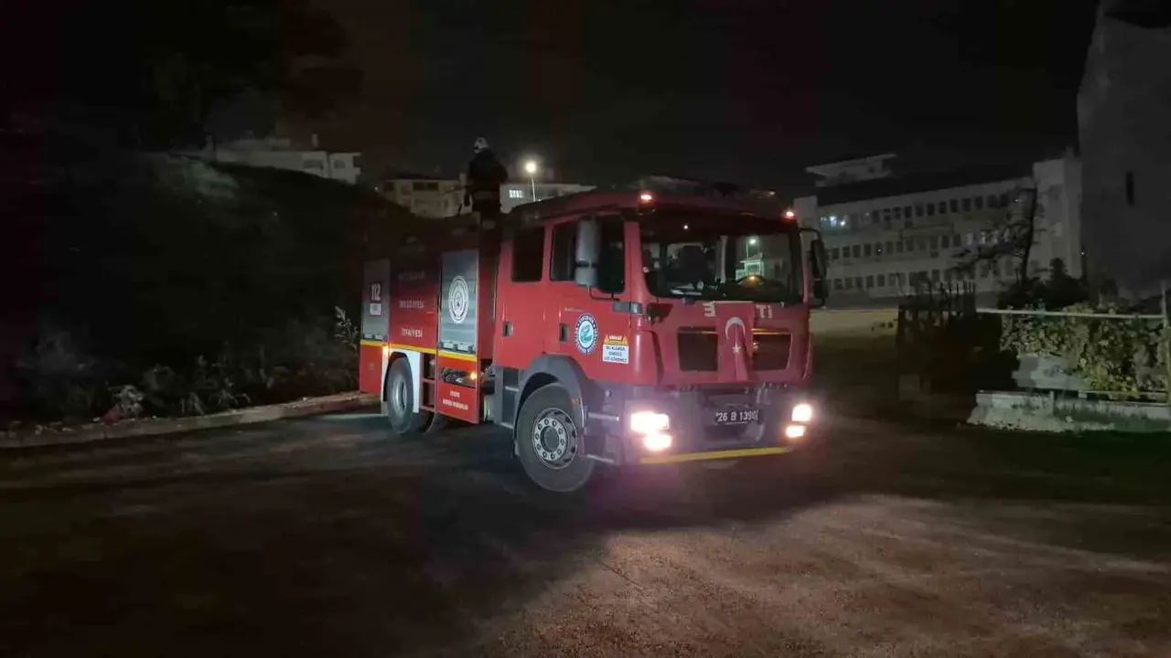 Gençler traktör lastiğini yakarak yangın çıkardı