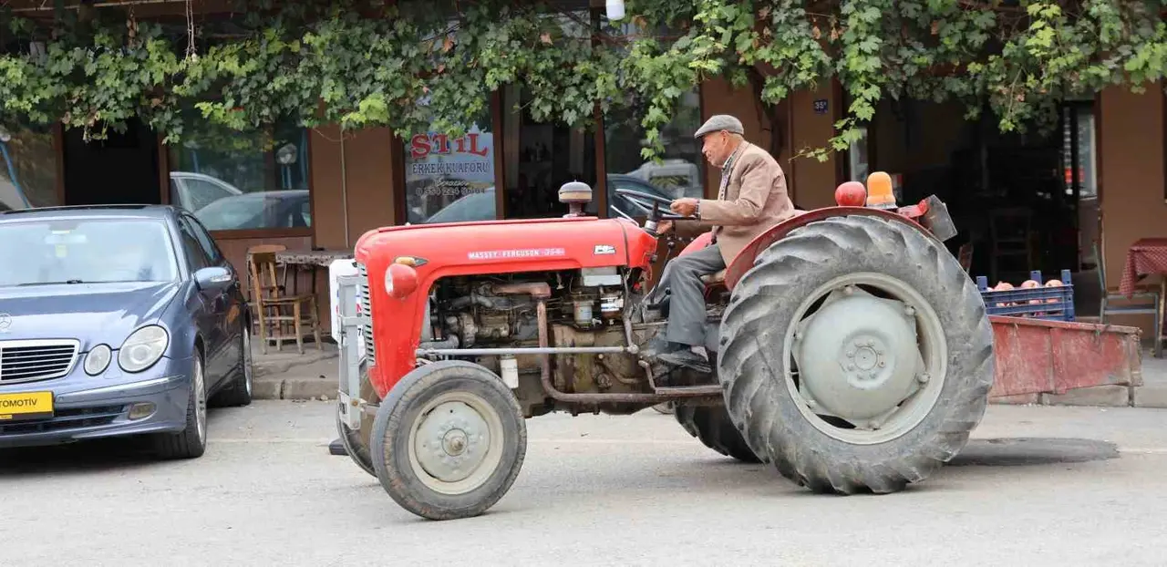Ali Dede 69 yıllık traktöründen vazgeçemiyor