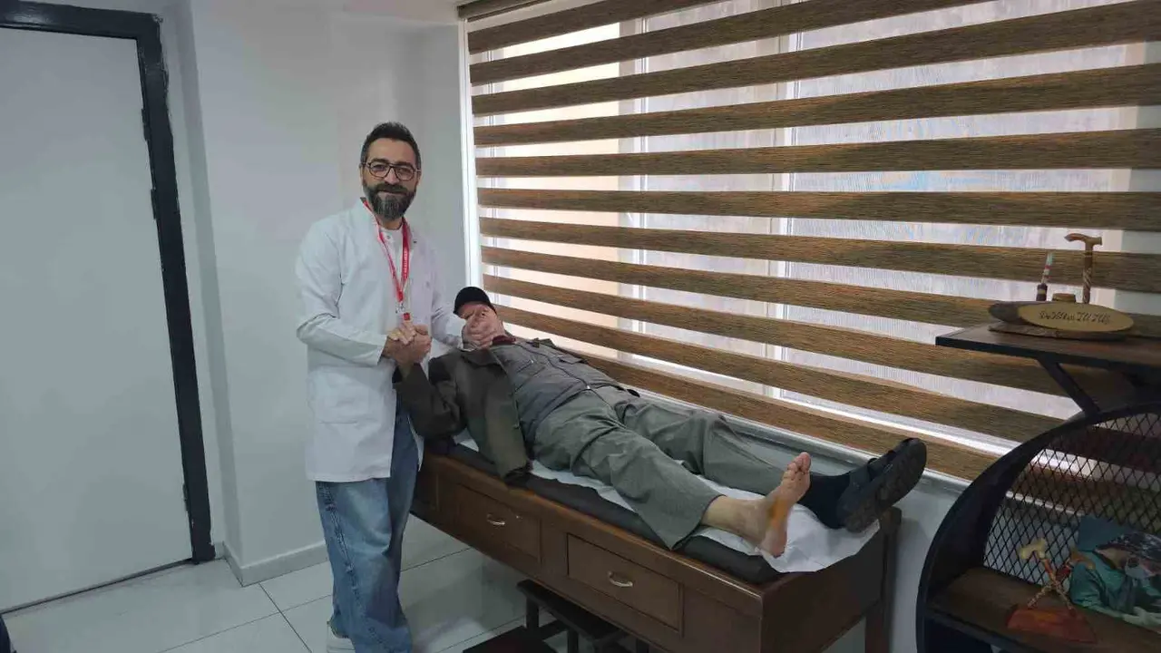 72 yaşındaki emekli madenci, yapay deri işlevi gören materyalle ayağa kalktı