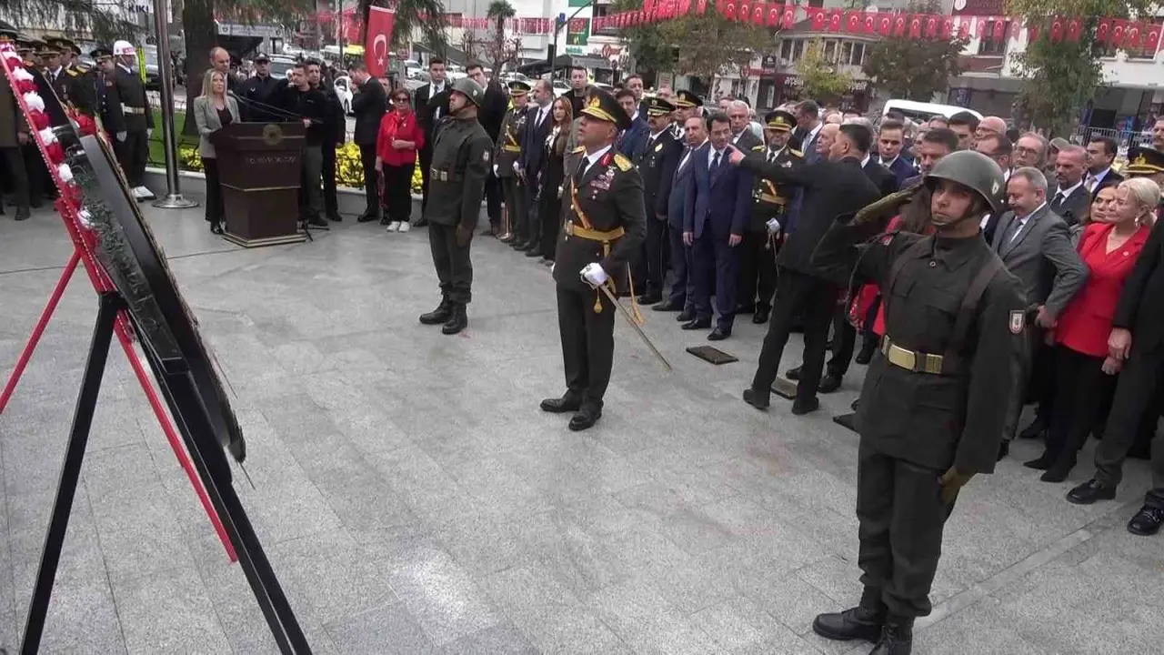 Cumhuriyetin 103. yılında Atatürk Anıtı’na çelenkler sunuldu