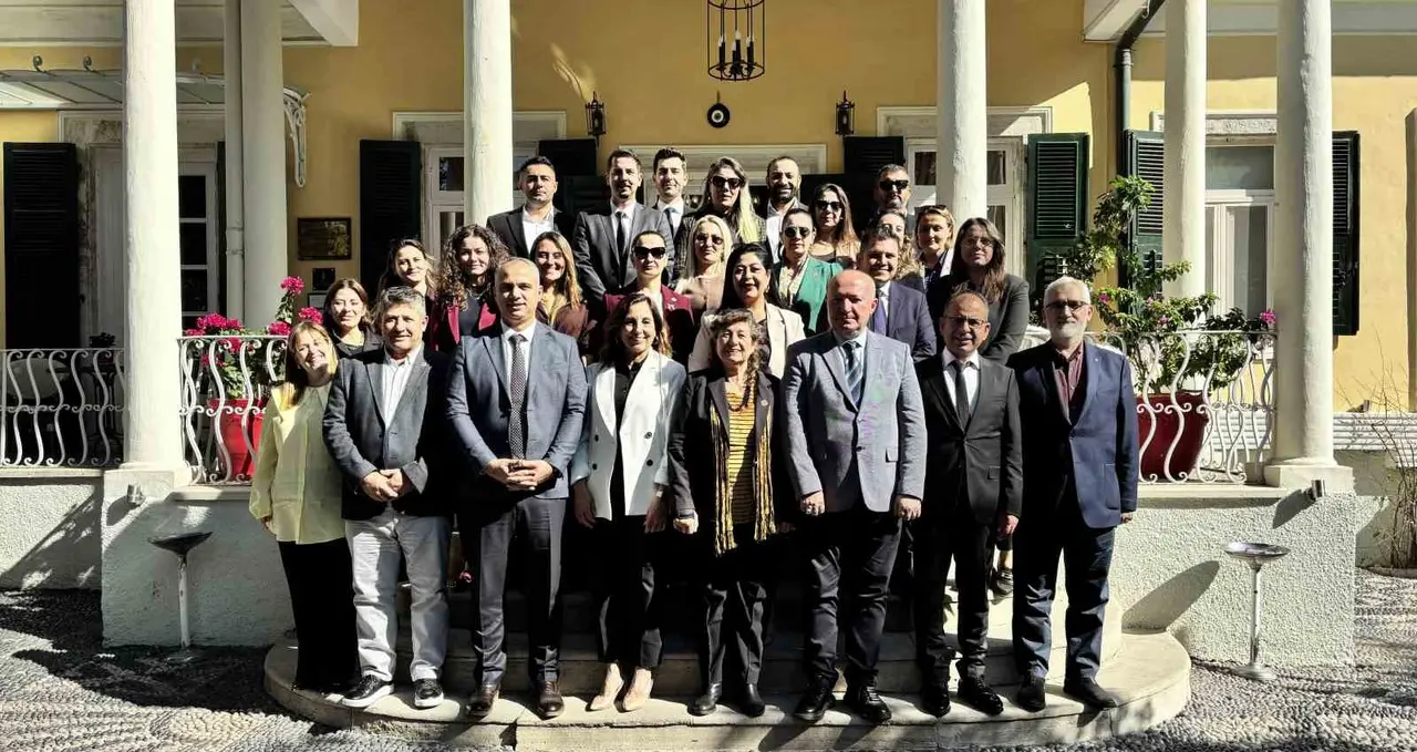 Muhtarlar Konfederasyonu temsilcileri ile Adm ve Gdz Elektrik temsilcileri İzmir’de buluştu