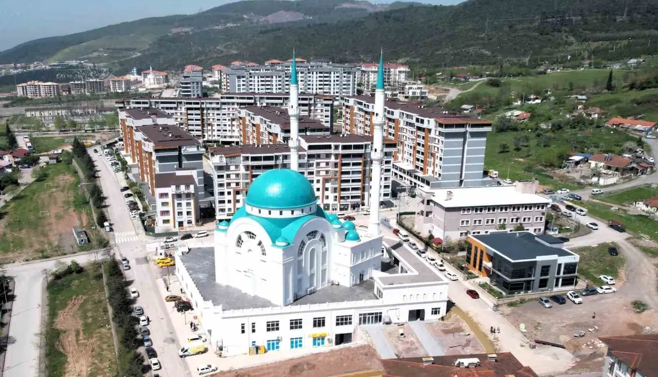 Kocaeli’de risk oluşturan minareler çelik sistemlerle yenileniyor