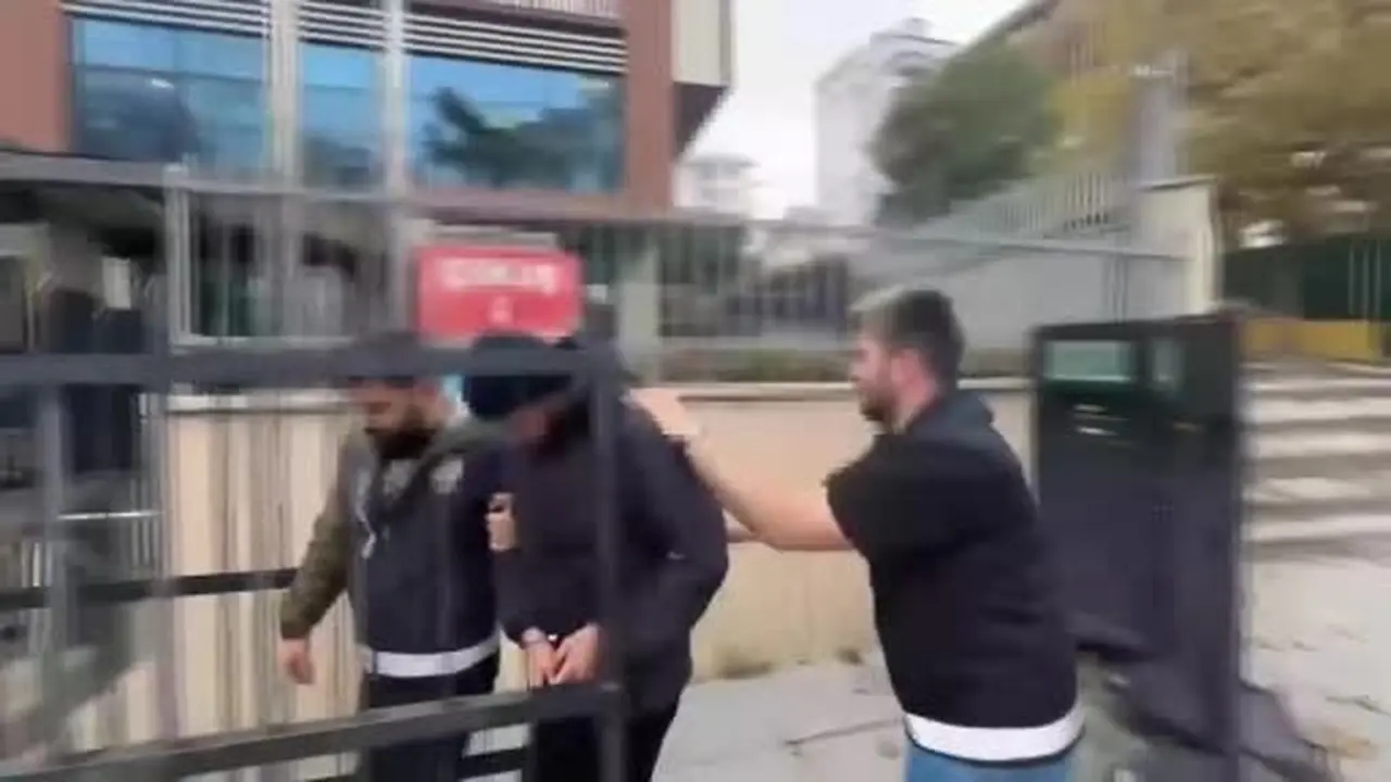 Bostancı’da otobüs içinde yolcularla tartışıp biber gazı sıkan şüpheli gözaltına alındı
