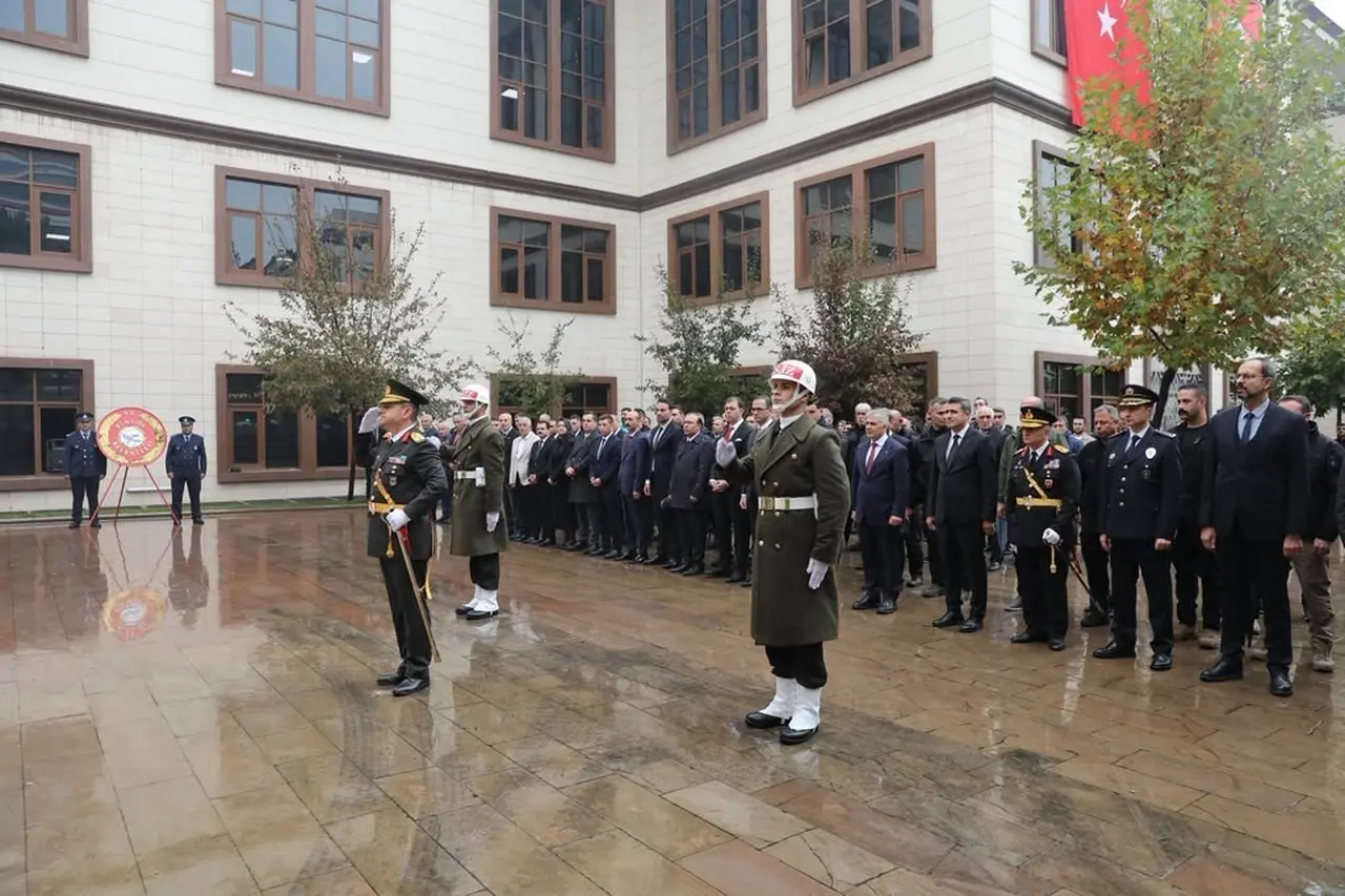 Bingöl’de Cumhuriyet Bayramı kutlamaları çelenk sunumuyla başladı